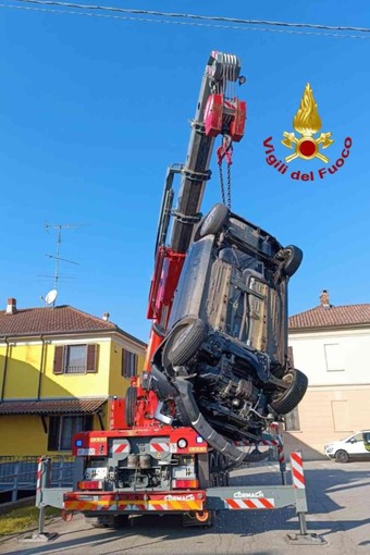 Auto finisce nel canale a Pezzana FOTO