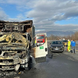 Incendio di un mezzo sulla bretella Aosta-Santhià