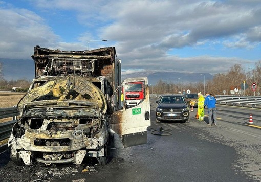 Incendio di un mezzo sulla bretella Aosta-Santhià