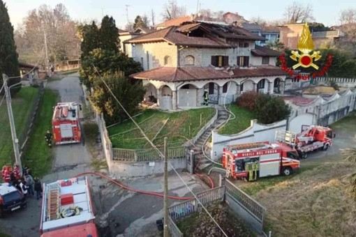 Tetto di una villa a fuoco a Roasio