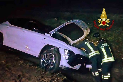 Esce di strada nella notte a Vercelli: salvo automobilista