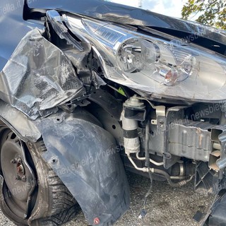 Pray, 20enne alla guida termina la corsa contro il garage di una casa (foto di repertorio)