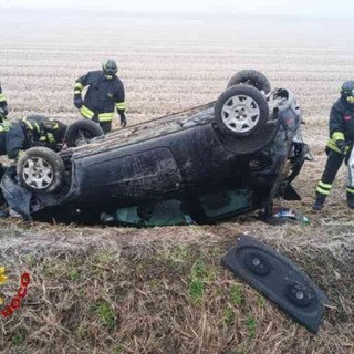 Auto finisce fuori strada a Prarolo