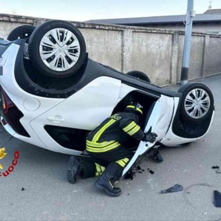 Auto si ribalta ad Arborio, ferito l'automobilista