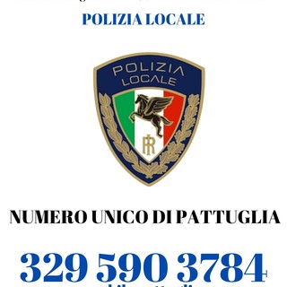 La locandina con il numero di emergenza della polizia locale di Grignasco