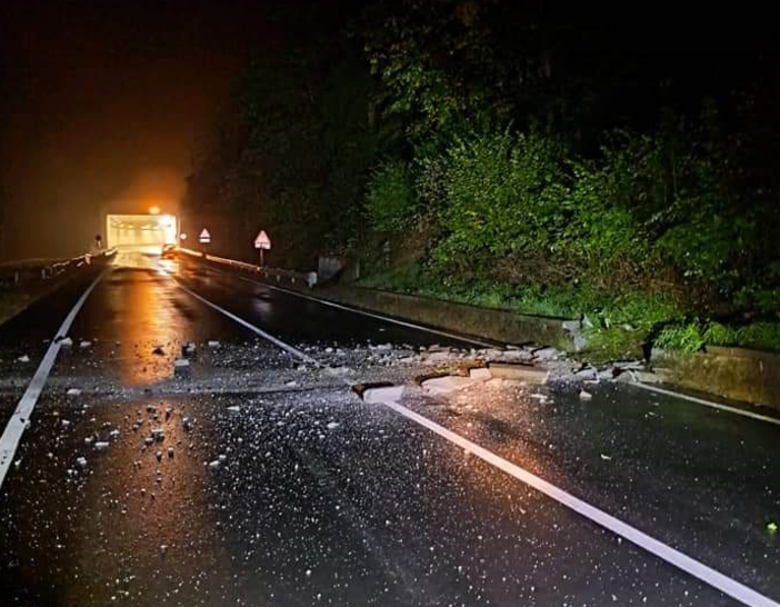 Dal Nord Ovest – Crolla un grosso masso sulla strada per Alagna (foto dalla pagina Facebook di Provincia di Vercelli)