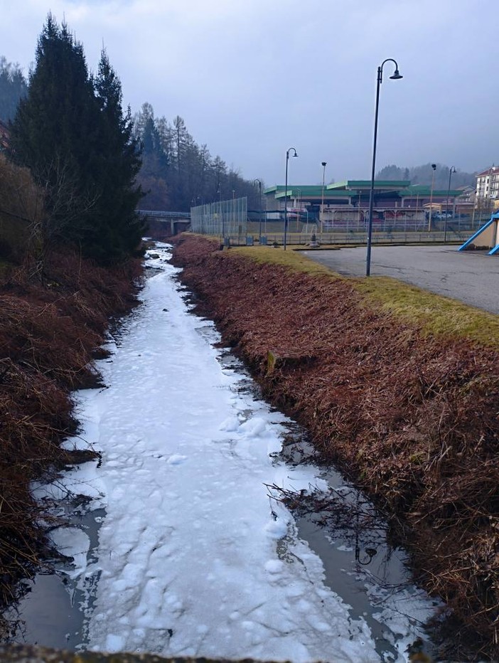 Schiuma notata lungo il rio Ponzone a Valdilana