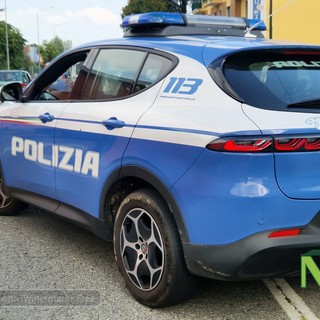 Vercelli: alla vista della Polizia prima si nasconde in un cespuglio con gli attrezzi da scasso, poi si dà alla fuga