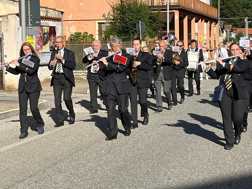 Pray in Vetrina, in tanti per la sfilata dei gruppi di volontariato della Valsessera (foto di Ermanno Orsi)