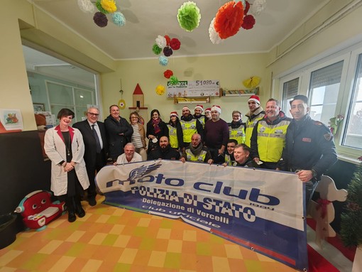 La Polizia consegna i doni ai bimbi di pediatria a Vercelli