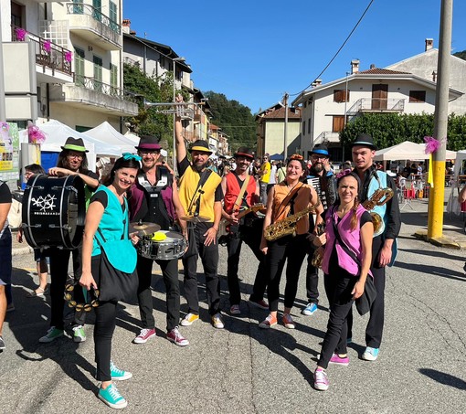 Artisti di strada e e mercatini, gran numero di visitatori a Pray in Vetrina (foto di Ermanno Orsi)