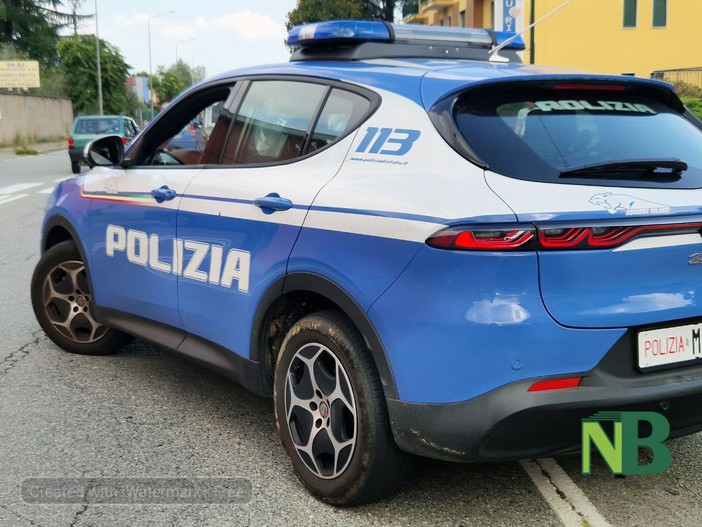 Vercelli: alla vista della Polizia prima si nasconde in un cespuglio con gli attrezzi da scasso, poi si dà alla fuga