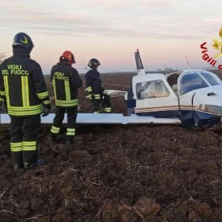 Atterraggio d'emergenza di un velivolo nei campi di Ronsecco