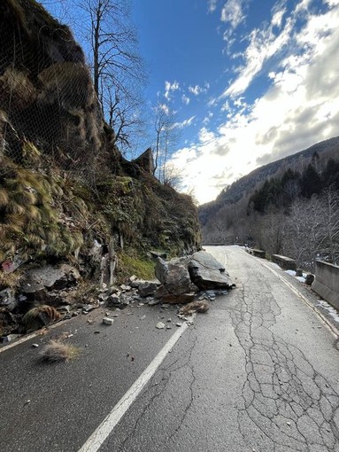 Enorme masso finisce sulla strada a Rimasco