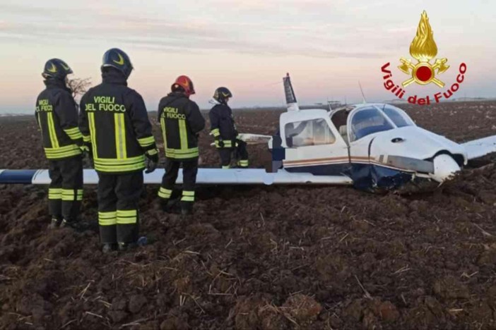 Atterraggio d'emergenza di un velivolo nei campi di Ronsecco