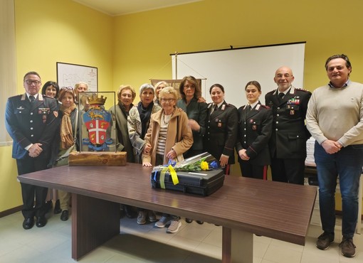 Soroptimist Valsesia regala la valigetta di ascolto ai carabinieri di Borgosesia