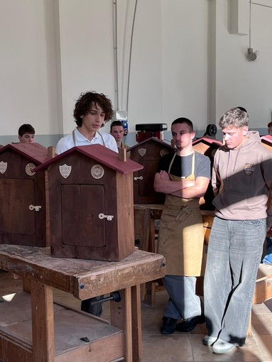 Sei casette giralibro realizzate dalla Barolo per le scuole primarie