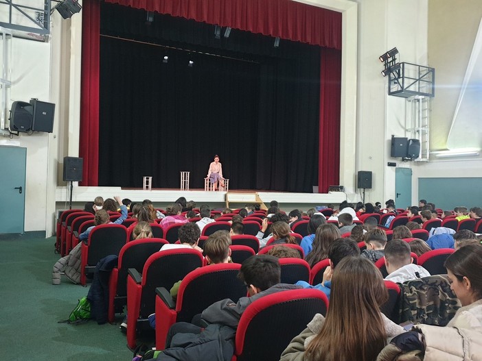 Al teatro &quot;Giletti&quot; il pubblico sono gli studenti della scuola di Mosso