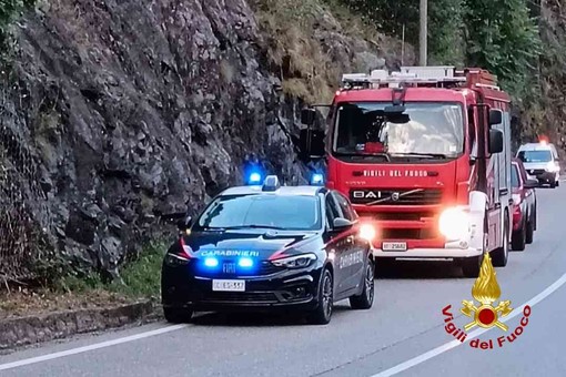 Caduta di un masso sulla SP299 strada per Alagna , intervengono i Vigili del Fuoco