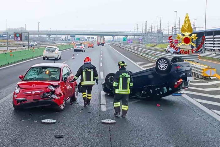 Dal Nord-ovest: scontro fra veicoli sulla A4, un’auto si è capovolta.