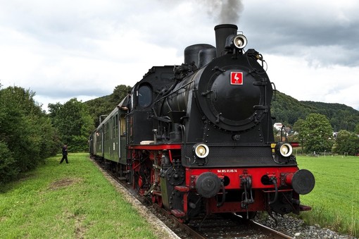 Treno del sacro Monte: un viaggio nel tempo alla scoperta delle bellezze paesaggistiche del territorio.