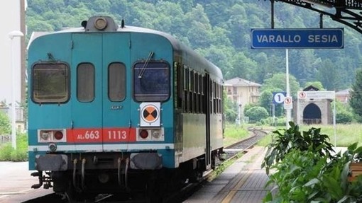 Treno storico senza locomotore a vapore a Varallo (foto di repertorio)