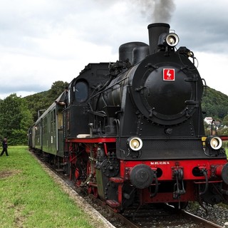 Treno del sacro Monte: un viaggio nel tempo alla scoperta delle bellezze paesaggistiche del territorio.