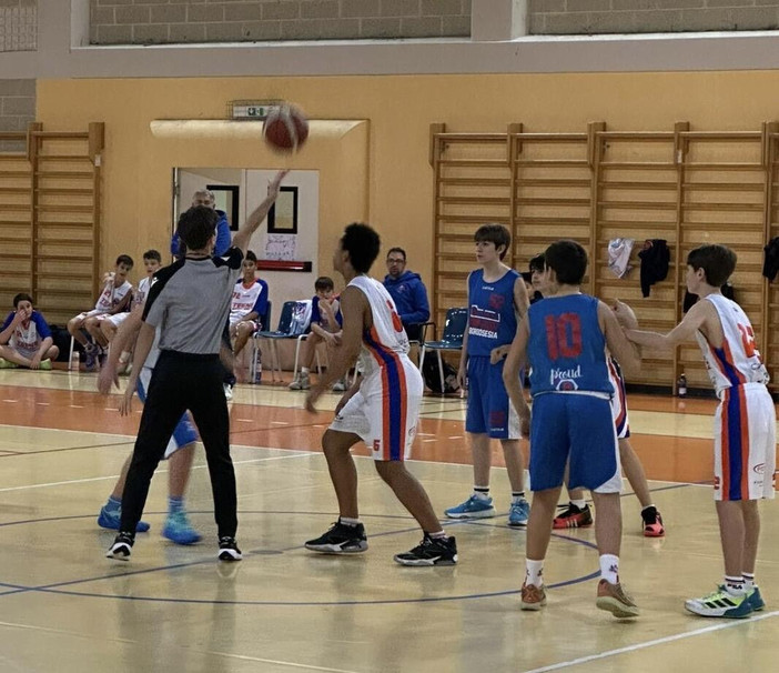 Una foto della  partita dell'under 14 di Valsesia Basket (foto Scalvini-Rezzuto)