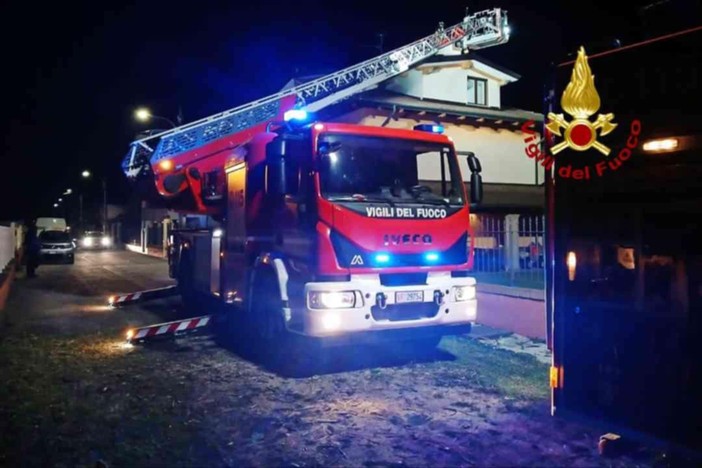 Incendio camino a San Germano Vercellese: vigili del fuoco in azione