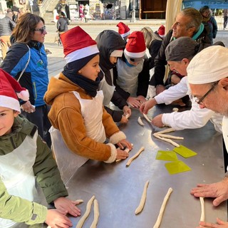 Panificatori in piazza a Varallo insieme ai bambini