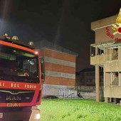 Cadono calcinacci da un palazzo a Vercelli, una persona rimane ferita (foto vigili del fuoco)