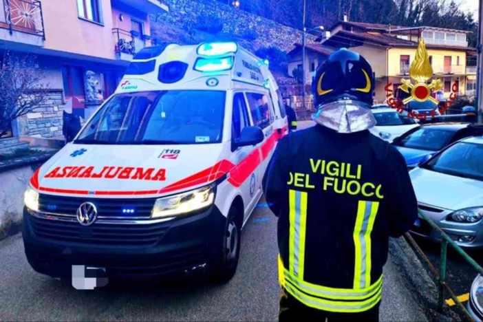 Persona colpita da un malore in casa a Varallo, soccorsa dai vigili del fuoco e 118