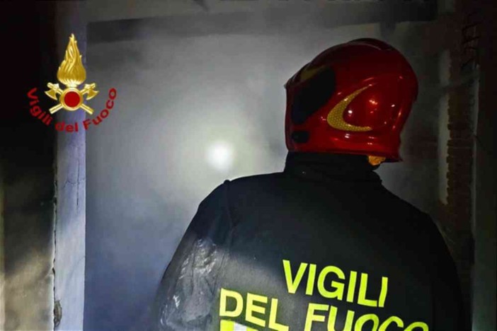 A fuoco il tetto di una tenuta a Caresana