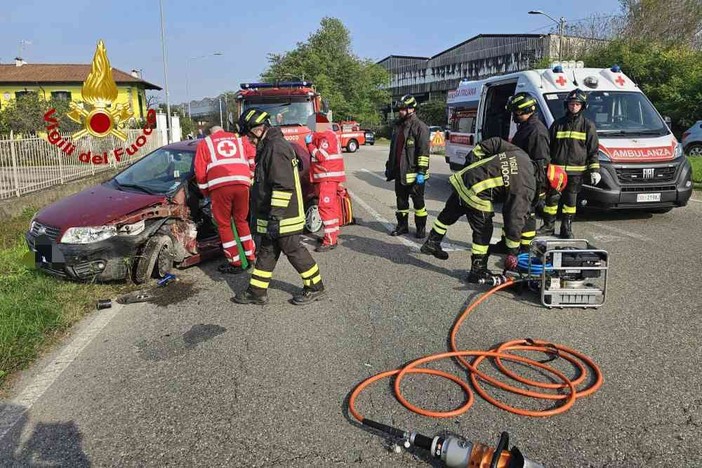 Incidente stradale a Santhià in corso 2 giugno, intervengono i Vigili del Fuoco