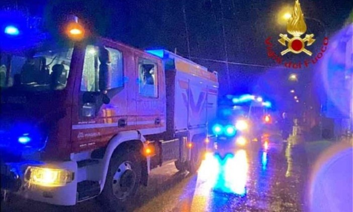 Intervento dei vigili del fuoco in piena notte verso l'alpe Sacchi (foto di repertorio)