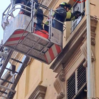 Cadono vetri dall'ultimo piano di una casa di riposo a Vercelli, intervengono i Vigili del Fuoco
