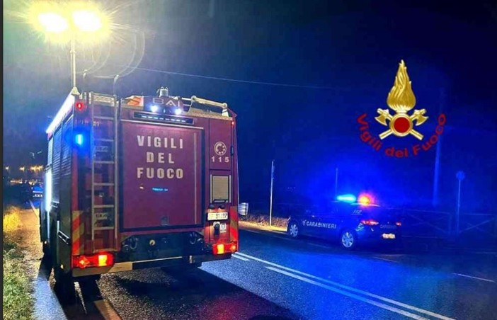 Auto in fiamme a Vercelli, guidatore in salvo