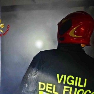 A fuoco il tetto di una tenuta a Caresana