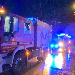 Intervento dei vigili del fuoco in piena notte verso l'alpe Sacchi (foto di repertorio)