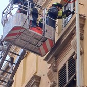 Cadono vetri dall'ultimo piano di una casa di riposo a Vercelli, intervengono i Vigili del Fuoco