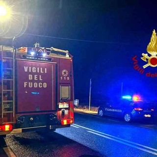 Auto in fiamme a Vercelli, guidatore in salvo