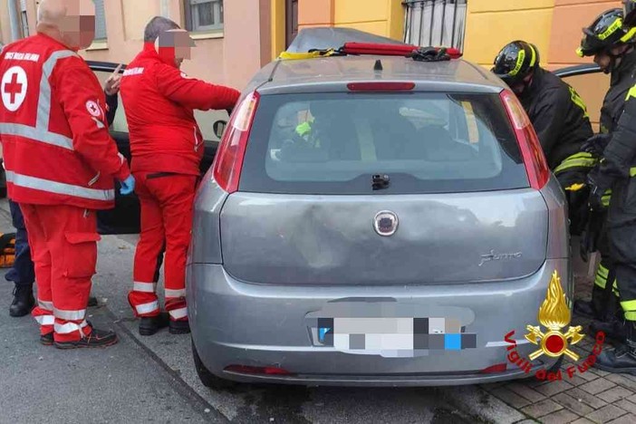 Vercelli: Incidente tra due auto, intervento di 118 e Vigili del Fuoco