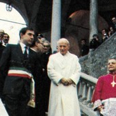 Una foto storica della visita di Papa Giovanni Paolo II a Varallo con l'allora sindaco Astori