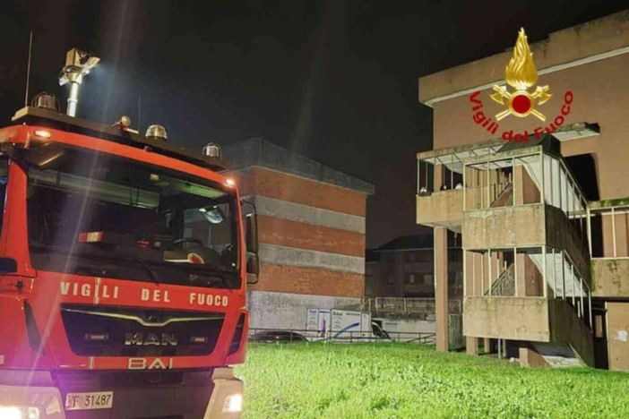 Cadono calcinacci da un palazzo a Vercelli, una persona rimane ferita (foto vigili del fuoco)