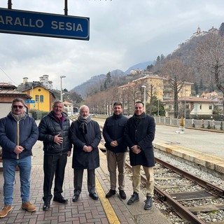 Nella foto da sinistra: Andrea Cocchi per il Comune di Alagna Valsesia, il sindaco Pietro Bondetti, il Presidente Onorario di Arenaways Giuseppe Arena, il Presidente dell’Unione Montana dei Comuni della Valsesia Francesco Pietrasanta e il Vice Sindaco di Varallo Eraldo Botta