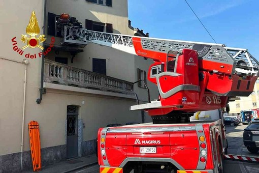 Cade in casa a Vercelli, lo soccorrono con l'autoscala.