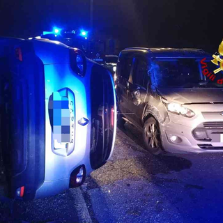 Scontro tra tre auto, una finisce sul fianco