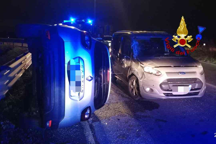 Scontro tra tre auto, una finisce sul fianco