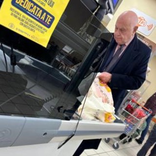 Un ministro al supermercato, Nordio fa la spesa a Trastevere