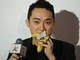 Justin Sun ha mangiato la banana di Cattelan, l'ha pagata 6,2 milioni